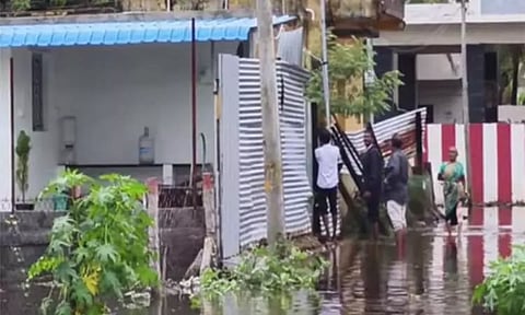 தூத்துக்குடி: தேங்கி நின்ற மழைநீரில் நடந்து சென்ற முதியவர் மின்சாரம் தாக்கி உயிரிழப்பு