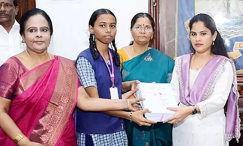 10, 12-ம் வகுப்பு பயிலும் மாணவ, மாணவியருக்கு “எளிய கற்றல் கையேட்டினை” வழங்கினார் - மேயர் பிரியா