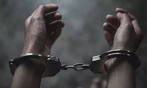 இளம்பெண் குளித்ததை செல்போனில் வீடியோ எடுத்த ஆட்டோ டிரைவர் கைது