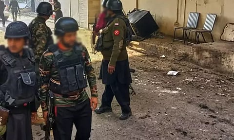 பாகிஸ்தானில் ராணுவ தலைமையகம் மீது தற்கொலைப் படை தாக்குதல்: பிரதமர் ஷெபாஸ் ஷெரீப் கடும் கண்டனம்