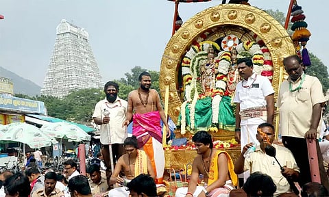 திருவண்ணாமலை தீபத்திருவிழா: தங்க சூரிய பிரபை வாகனத்தில் சந்திரசேகரர் வீதிஉலா