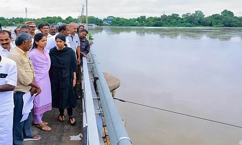 ஸ்ரீவைகுண்டம் அணையை தூர்வார நடவடிக்கை: கனிமொழி எம்.பி. பேட்டி