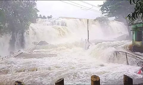 திற்பரப்பு அருவில் வெள்ளப்பெருக்கு ; சுற்றுலா பயணிகள் குளிக்கத்தடை