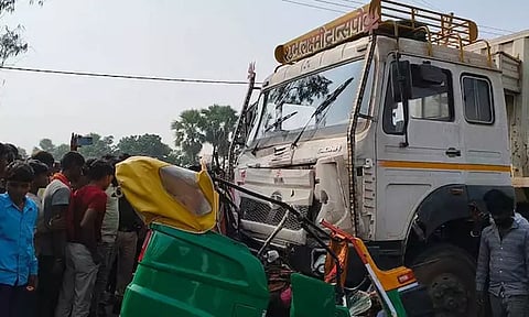 ஆட்டோ மீது லாரி மோதி கோர விபத்து; 6 பேர் பலி