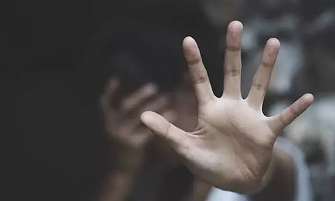 சாலையில் நடந்து சென்ற பெண்ணிடம் தவறாக நடக்க முயன்ற வாலிபர்