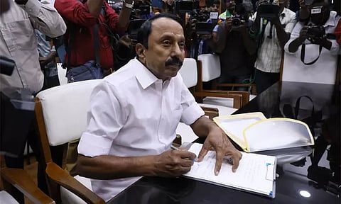 தி.மு.க.வுக்கு இழுக்க முயற்சியா..?: செங்கோட்டையனுடன் சேகர்பாபு சந்திப்பு