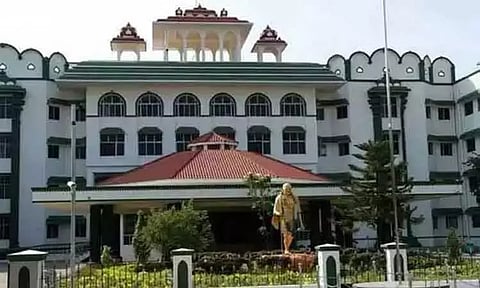 ‘பொய் வழக்கால் வேலை கிடைக்கவில்லை..’ - மனுதாரருக்கு ரூ.8 லட்சம் இழப்பீடு வழங்க கோர்ட்டு உத்தரவு