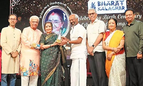 பழம்பெரும் நடிகை வைஜெயந்தி மாலாவுக்கு கலாசார விருது வழங்கிய ரஜினிகாந்த்