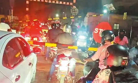 திடீரென கீழே விழுந்த ரெயில்வேகேட்.. அதிர்ஷ்டவசமாக உயிர் தப்பிய வாகன ஓட்டிகள்