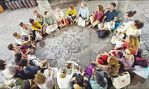 திருவண்ணாமலை அருணாசலேஸ்வரர் கோவிலில் போர்ச்சுக்கல் நாட்டினர் கூட்டுப் பிரார்த்தனை