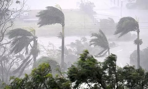 இலங்கையில் சூறாவளி காற்றுடன் பெய்து வரும் கனமழையால் 56 பேர் உயிரிழப்பு