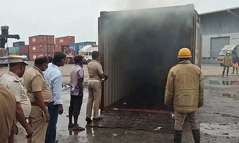 தூத்துக்குடி ஷிப்பிங் நிறுவனத்தில் கன்டெய்னரில் தீவிபத்து