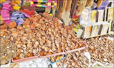 தூத்துக்குடியில் கார்த்திகை அகல் விளக்கு விற்பனை விறுவிறுப்பு