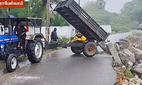 ராமேஸ்வரத்தில் கடல் சீற்றத்தால் சேதமடைந்த சாலையை சீரமைத்த ராணுவ வீரர்கள்