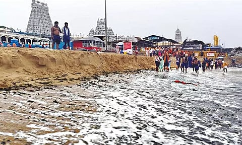 திருச்செந்தூர் கடற்கரையில் மண் அரிப்பு