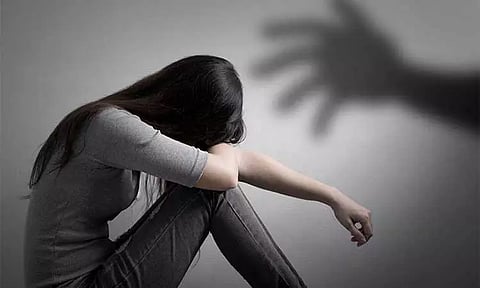 இளம்பெண்ணை காரில் கடத்தி கூட்டு பாலியல் வன்கொடுமை - கொல்கத்தாவில் பயங்கரம்