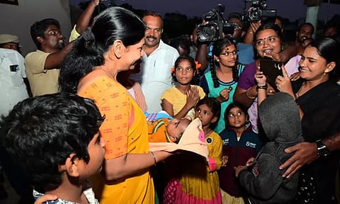 மழை வெள்ளம் ஆய்வு: குழந்தைக்கு 'மலர்' என பெயர் சூட்டிய கனிமொழி எம்.பி.