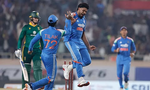 முதல் ஒருநாள் போட்டி: விக்கெட்டுகளை இழந்து தடுமாறும் தென் ஆப்பிரிக்கா