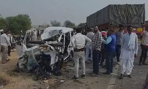 ராஜஸ்தான்: லாரி மீது கார் மோதி கோர விபத்து - 3 பேர் பலி