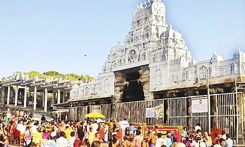 முகூர்த்த தினம்.. 30-க்கும் மேற்பட்ட திருமணம்.. களைகட்டிய திருச்செந்தூர் கோவில்