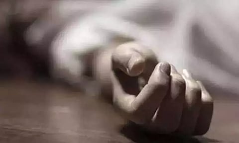 பிரிந்து சென்ற மனைவியை கொலை செய்து சடலத்துடன் செல்பி எடுத்த கணவன்