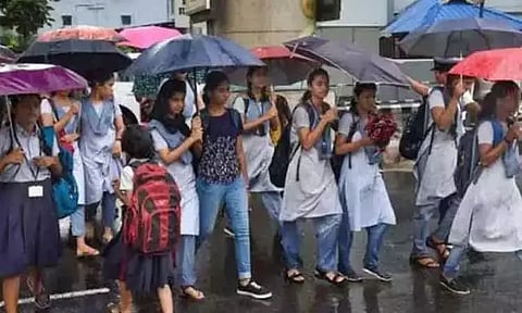 கனமழை எதிரொலி.. 4 மாவட்டங்களில் பள்ளி, கல்லூரிகளுக்கு நாளை விடுமுறை