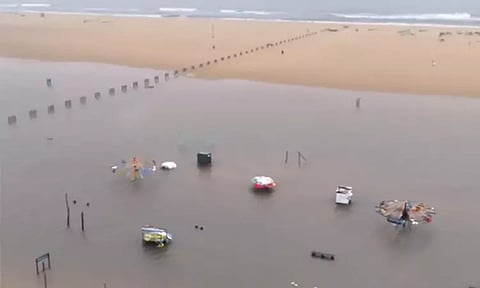 தொடர் கனமழையால் மெரினாவில் தேங்கிய மழை நீர்.. கடற்கரைக்கு செல்ல தடை