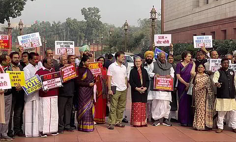 எஸ்.ஐ.ஆர். விவகாரம்; நாடாளுமன்ற வளாகத்தில் எதிர்க்கட்சிகள் ஆர்ப்பாட்டம்
