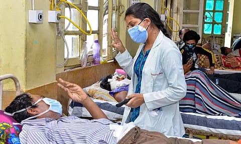 இந்தியாவில் சராசரியாக 811 பேருக்கு 1 டாக்டர் என்ற விகிதம் உள்ளது; மத்திய அரசு தகவல்