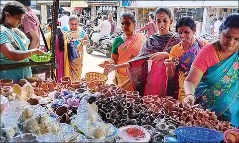 இன்று திருக்கார்த்திகை: நெல்லையில் அகல் விளக்குகள் விற்பனை அமோகம்