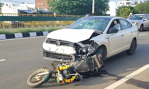 பைக் மீது கார் மோதிய விபத்தில் பெண் உட்பட 2 பேர் பலி
