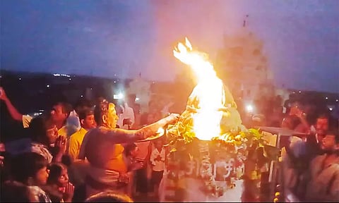 ஆர்.டி.மலை மீது விராச்சிலை ஈஸ்வரர் கோவிலில் மகா தீபம் ஏற்றப்பட்ட காட்சி