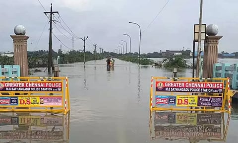 புழல் ஏரியில் தண்ணீர் திறப்பு - தரைப்பாலம் மூழ்கியதால் போக்குவரத்து பாதிப்பு