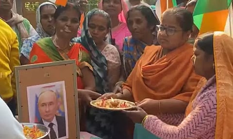 உத்தர பிரதேசம்: ரஷிய அதிபர் புதினின் படத்திற்கு ஆரத்தி எடுத்து வாழ்த்திய பெண்கள்