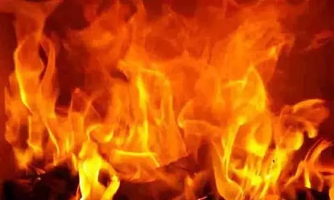 மது குடிக்க பணம் தராததால் தாய் மீது தீ வைத்து கொளுத்திய மகன்