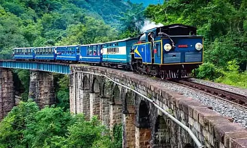 மேட்டுப்பாளையம்-ஊட்டி இடையே சிறப்பு மலை ரெயில் இயக்கம்