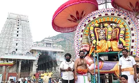 மகா தீபம் ஏற்றப்பட்ட மலையை சுற்றி அருணாசலேஸ்வரர் இன்று கிரிவலம்