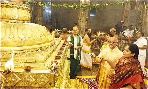 திருப்பதி தேவஸ்தான அதிகாரி அனில்குமார் சிங்கால், கூடுதல் அதிகாரி வெங்கையா சவுத்ரி ஆகியோர் தங்கக்கொடி மரத்தில் நெய்தீபம் ஏற்றினர்.