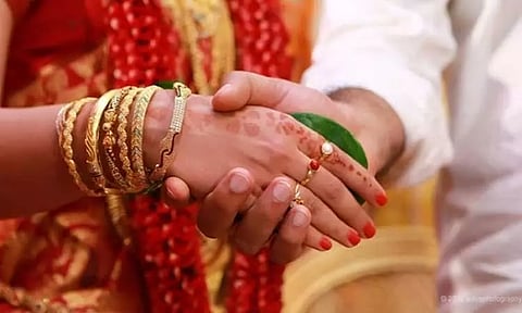 முதலிரவு குறித்து பதற்றம்... பல்பு வாங்கி வருவதாக கூறி வீட்டை விட்டு ஓடிய புதுமாப்பிள்ளை