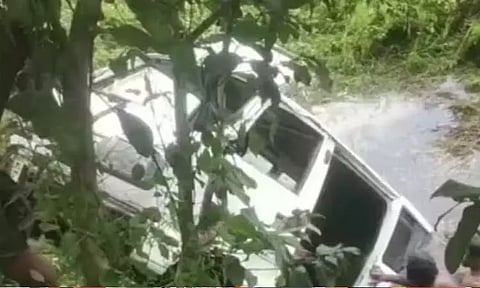 கேரளா: குளத்திற்குள் பாய்ந்த கம்யூனிஸ்ட் கட்சி வேட்பாளரின் பிரசார வாகனம்