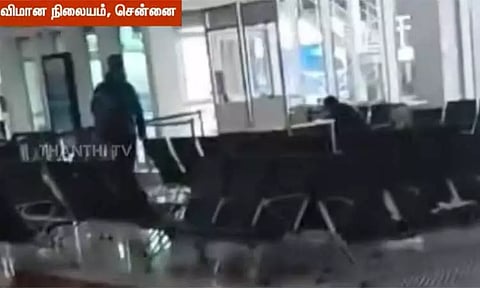 வெறிச்சோடிய சென்னை விமான நிலையம்... பயணிகள் இன்றி காணப்படும் உள்நாட்டு முனையம்