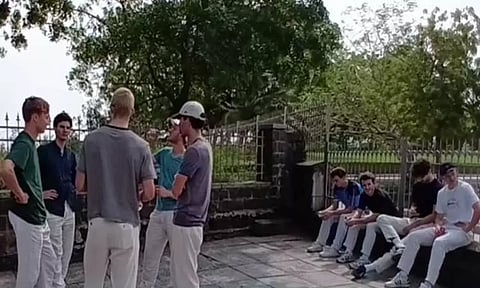 மாமல்லபுரத்தை சுற்றிப் பார்க்க பரிந்துரை கடிதம் இல்லாததால் வெளியே நிறுத்தி வைக்கப்பட்ட சுவிட்சர்லாந்து ஆக்கி வீரர்கள்