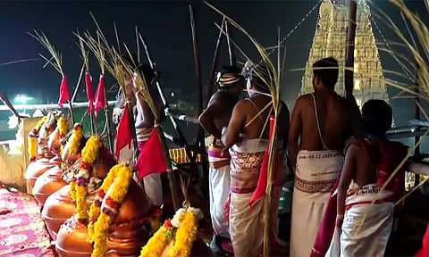 காஞ்சீபுரம் ஏகாம்பரநாதர் கோவிலில் மகா கும்பாபிஷேகம்; சிவ.. சிவ.. கோஷங்கள் முழங்க திரளான பக்தர்கள் வழிபாடு