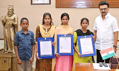 பெற்றோரை இழந்துவாடும் நான்கு குழந்தைகளுக்கு பல்வேறு நலத்திட்ட உதவிகள் - மு.க.ஸ்டாலின் வழங்கினார்