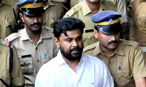 நடிகை பாலியல் வழக்கு.. தீர்ப்பை வாசிக்கும் போது திலீப் செய்த காரியம்