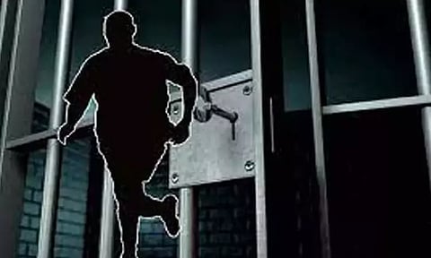 சென்னை: காவல் நிலையத்தில் இருந்து கைதி தப்பியோட்டம்