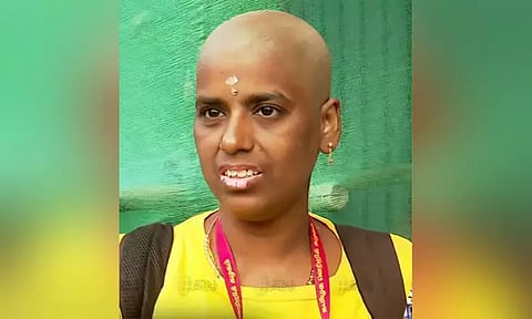 தவெக பொதுக்கூட்டம்: மொட்டையடித்த பெண் தொண்டர்..!