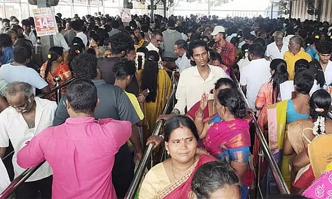 சிறுவாபுரியில் சுவாமி தரிசனம் செய்ய காத்திருந்த பக்தர்களின் ஒரு பகுதி.