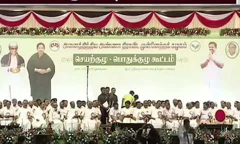 கரூர் தவெக கூட்ட நெரிசலில் இறந்த 41 பேருக்கு அதிமுக பொதுக்குழுவில் இரங்கல்