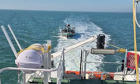 இந்திய கடல் எல்லைக்குள் நுழைந்த பாகிஸ்தான் படகு பறிமுதல் - 11 பேர் கைது